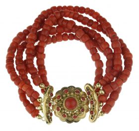 Exclusieve bloedkoraal armband 5-strengs aan grote 14 karaats gouden sluiting