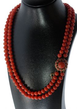 Bloedkoralen bolletjes ketting aan fraai 14k gouden entourage slot lang model 87cm