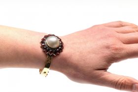 Slavenarmband vintage grote mabe parel en granaten 14 karaats goud