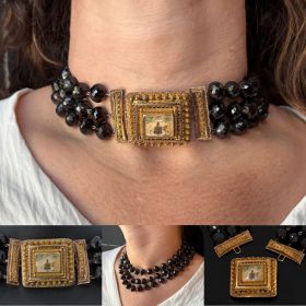 Zeldzaam antiek granaten collier aan 14 karaats gouden grote haaksluiting, herkomst Volendam, haarwerkje met Alziend Oog, uniek sieraad voor de verzamelaar. Draaglengte van dit sieraad is 39cm(let op: hoog in de hals te dragen), langste snoer 45cm, grote 