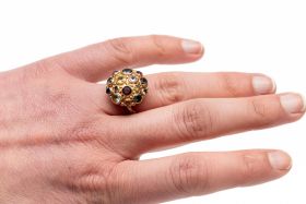 14 karaats geelgouden ring robuuste uitvoering volgezet met diverse stenen waaronder Topaas, Citrien en Spinel. De ringmaat is 17,5(55), doorsnee ringkop 18mm, gewicht 7,20 gram. Gestempeld met het 585 goudmerk Hollands gekeurd eikenblaadje, meesterteken 