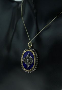 Antieke 18k gouden ketting hanger bloem applique blauw emaille 41 roosgeslepen diamanten