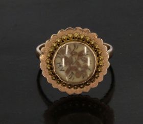 Rouw memorie ring 14 karaats goud 19e eeuws antiek sieraad haarwerkje