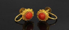 Antiek gouden set dames oorbellen schroefmodel(geen gaatjes nodig) met cabochon geslepen bloedkoraal(6mm) in bootjes schakel omlijsting. Draaglengte van dit sieraad is 16mm, doorsnee knop 10mm, gewicht 2 gram. Oorbellen 14 karaats goud 585/1000 goudgehalt