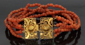 Antieke 5-strengs bloedkoralen armband aan 14 karaats gouden filigrain bewerkte haaksluiting(30x20mm). Draaglengte van dit sieraad is 17cm(smalle damespols), fijne kralen met een gemiddelde doorsnee van 3mm, gewicht 15 gram. Met eveneens gouden veiligheid