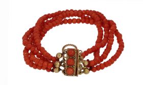 Bloedkoraal antieke 4-strengs armband gouden slot antiek