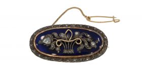 Victoriaanse antieke 14 karaats gouden broche met blauw glas waarop bloemenmand met roosgeslepen diamanten in eveneens met roosdiamanten bezette omlijsting. Uniek en handgemaakt sieraad, afmetingen van dit juweel zijn 40x20mm, gewicht 10 gram, achterzijde