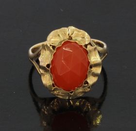 Antieke 14 karaats gouden dames ring met facetgeslepen carneool edelsteen in bewerkte omlijsting. De ringmaat is 18(56), afmetingen ringkop 18x15mm, gewicht 3,30 gram. Getoetst als zijnde 14 karaats goud 585/1000 goudgehalte, betreft een samengesteld juwe