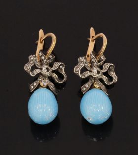 Uniek set 14 karaats gouden oorbellen uit Rusland met lichtblauw geëmailleerde eivormige(14x11mm) hangers in de stijl van Faberge. Draaglengte van dit sieraad is 37mm, bovenzijde met strik waarin witte sierstenen in zilveren zetting, robuuste uitvoering m