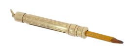 14 karaats gouden potloodhouder omstreeks 1900/ 1920 met geribd lijnendecor inclusief potloodje. Lengte van dit sieraad in uitgeschoven stand is 83mm, ingeschoven 55mm, doorsnee 7mm, totaalgewicht bijna 9 gram. Gestempeld met het 585 goudkeurmerk, conditi