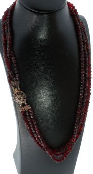 Gouden entourage sluiting met parels aan 3-strengs vintage glasgranaten ketting