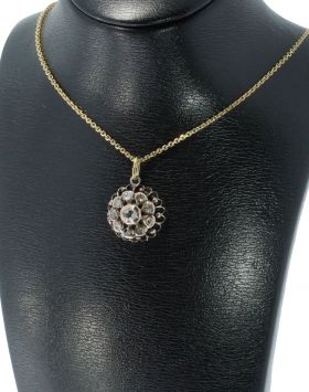 Antieke rosegouden ketting hanger met een entourage van 11 roosgeslepen diamanten