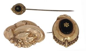 Antieke gouden broches biedermeier onyx zaadparel dasspeld