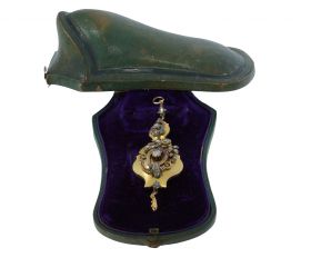 Grote 14 karaats gouden antieke ketting hanger volgezet met 35 roosgeslepen diamanten(grootste 4mm) in bloem applique. Betreft een victoriaans sieraad, datering omstreeks 1850-1870, draaglengte inclusief hangoogje is 90mm, breedte 12mm tot 28mm, totaalgew