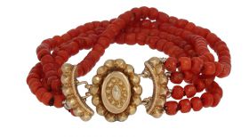 Bloedkoraal antieke armband 4-snoers aan 14k gouden haaksluiting
