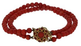 2-strengs bloedkoraal armband aan 14 karaats gouden entourage sluiting