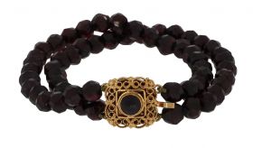 Granaten dames armband aan bewerkte 14 karaats gouden sluiting