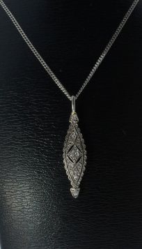 Art Deco roosgeslepen diamanten gouden hanger aan zilveren collier