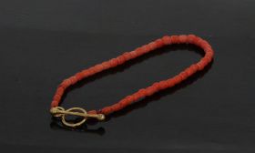 Bloedkoraal baby armband gouden slot antiek vintage handgemaakt