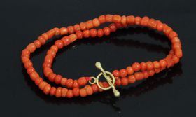 Bloedkoraal antieke dubbele kinderarmband colliertje 14k gouden kapittel slot
