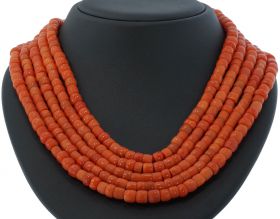 5-strengs antieke bloedkoralen ketting aan grote 14 karaats gouden sluiting(incl. zijstukken 60x40mm) met filigrain bewerking. Herkomst Zeeland omstreeks 1880, draaglengte van dit juweel is 45cm, snoeren oplopend geregen tot 50cm, doorsnee kralen 6mm tot 