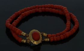 Antieke 2-strengs bloedkoraal armband gouden 14k sluiting