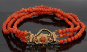 Bloedkoraal 3-strengs antieke armband 14k gouden slot fijne kraal