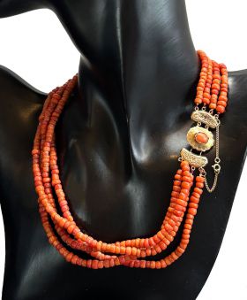 4-strengs antiek bloedkoralen collier aan fraaie 14 karaats gouden haak sluiting(35x17mm). Draaglengte van dit sieraad is 41cm snoeren gelijkmatig geregen, totaalgewicht 62 gram, doorsnee kralen ca. 4,5/5mm. Conditie mooi antieke staat met normale gebruik