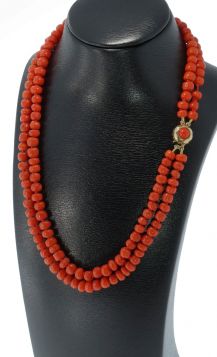 2-strengs bloedkoraal collier aan 14 karaats gouden fraaie sluiting(9mm). Draaglengte van dit sieraad is 35cm(let op: slanke dameshals of kinderketting), 2e snoer oplopend geregen tot 36cm. Totaalgewicht 28 gram, doorsnee kralen ca. 5,5mm, slot gestempeld