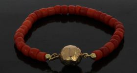 Bloedkoralen armband aan 14 karaats gouden antieke bolsluiting