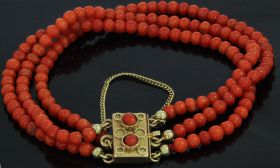 Bloedkoraal armband 3-strengs bollen 14k gouden sierslot