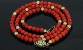 Vintage collier met bloedkoraal kralen aan 14 karaats gouden sluiting(6mm) waartussen geregen 14 stuks eveneens 14k gouden bollen. Draaglengte van dit sieraad is 41cm, kort model, doorsnee kralen 4mm, gewicht 11 gram. Gestempeld met het 585 goudmerk, Holl