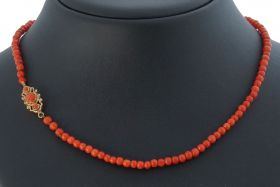 Fijne bloedkoraal bolletjes ketting aan 14k gouden fraai slot