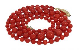 Dieprood bloedkoraal bollen collier aan 14 karaats gouden pijpsluiting(20x5mm), draaglengte van dit sieraad is 70cm, kralen oplopend geregen van 4,5mm tot 10mm, gewicht 30 gram. Conditie mooi antieke staat, iedere kraal afzonderlijk geregen, slot gestempe
