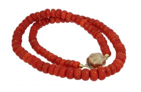 Antiek collier gemaakt van 95 dieporanje / rode bloedkoraal kaasjes kralen oplopend geregen van 7mm kleinste kraal tot 11mm de grootste kraal. Uitgevoerd met 14 karaats gouden antieke sluiting(14mm), draaglengte van dit sieraad is 49cm. Dit sieraad is opn