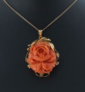 Exclusieve 18 karaats gouden ketting hanger met bloedkoraal roos