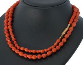 Bloedkoralen vintage collier aan 14k gouden antieke staafsluiting