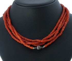 Bloedkoraal vintage ketting aan zilveren geribde bolsluiting lang model 150cm