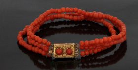 3-strengs bloedkoralen antieke armband fraai 14k gouden slot