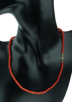 Bloedkoraal bolletjes collier met 14 karaats gouden sluiting