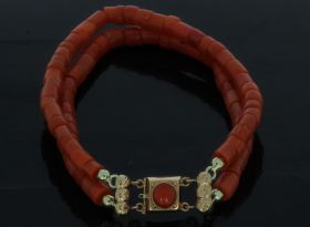 2-strengs Vintage bloedkoraal tonnetjes armband 14k gouden slot