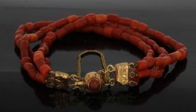 Antieke bloedkoraal armband gouden sluiting