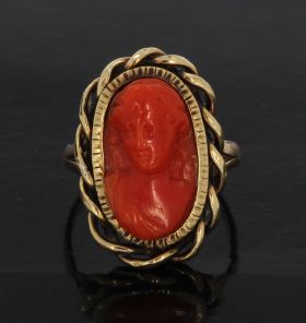 Antieke 14 karaats gouden ring met bloedkoraal camee portret