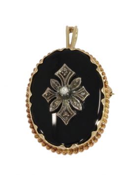 Antieke 14 karaats gouden ovale ketting hanger, tevens te dragen als broche, met een onyx edelsteen waarin roosdiamanten applique in zilveren zetting. Afmetingen van dit sieraad inclusief hangoogje zijn 37x20mm, gewicht 6,80 gram. Conditie mooi antieke st