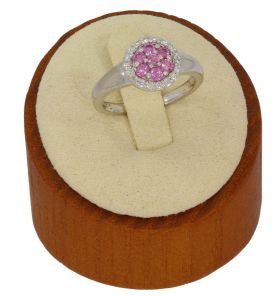 Witgouden 14 karaats rozet dames ring centraal met een bloemvormig applique waarin 7 lichtroze(synthetische) saffieren omlijst door 18 briljant geslepen diamanten. De ringmaat is 17(53), doorsnee ringkop 10mm, solide uitvoering van 4,20 gram. Conditie fra