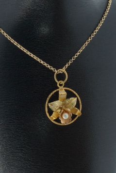 18k gouden handgemaakte ketting hanger bloemblad parel