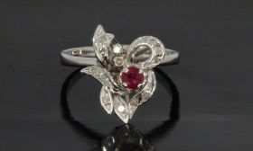 Robijn bloem witgouden ring met 12 diamanten handgemaakt