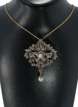Grote 14 karaats gouden met zilveren antieke ketting hanger, tevens te dragen als broche. Volgezet met roosgeslepen diamanten en 2 parels in bloemvormig applique. Afmetingen van dit sieraad inclusief pampel zijn 45x35mm, gewicht 9 gram. Gestempeld met het