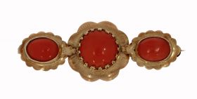 Klassieke 14 karaats gouden broche met 3 bloedkoralen