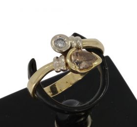 Slagring met grote peergeslepen diamant en witte diamant 14k goud